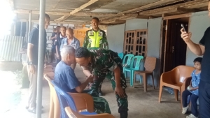 Komandan Kodim 1627/Rote Ndao Berikan Susu Sehat dan Pengobatan Akupuntur di Desa Saindule