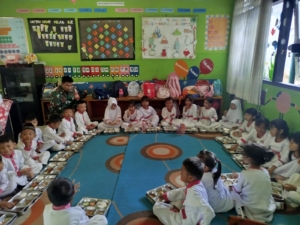 Babinsa Koramil 1628-01/Taliwang Dampingi Program Makan Bergizi Gratis di TK Mulya Menala