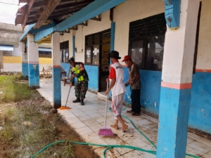 Babinsa Koramil 1608-02/Bolo Sigap Bantu Gotong Royong Bersihkan SDN Terendam Lumpur