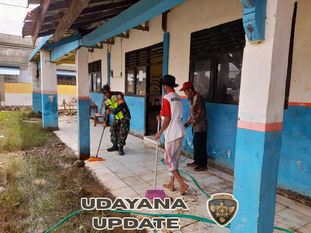 Babinsa Koramil 1608-02/Bolo Sigap Bantu Gotong Royong Bersihkan SDN Terendam Lumpur