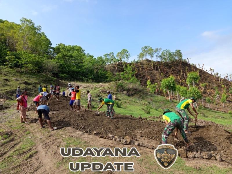 Bakti untuk Rakyat, Satgas Pamtas Yonarhanud 2 Kostrad Perbaiki Jalan Di Desa Naekake