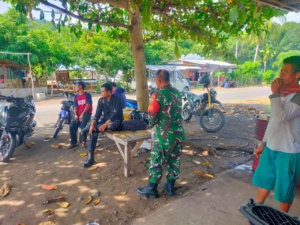 ‎Babinsa Obel-Obel Komsos Bersama Warga, Imbau Waspada Cuaca Ekstrem dan Potensi Bencana