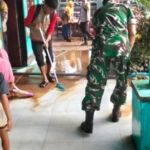 Danramil Hu’u Pimpin Pembersihan Sisa Banjir di Rumah Warga Desa Rasabou dan Cempi Jaya