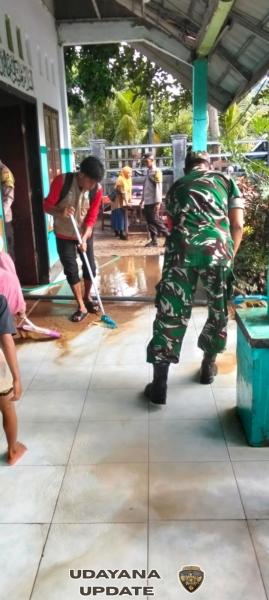 Danramil Hu’u Pimpin Pembersihan Sisa Banjir di Rumah Warga Desa Rasabou dan Cempi Jaya