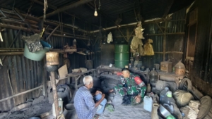 Peduli Lansia di Perbatasan, Satgas Pamtas Pos Fohuk Bagikan Sembako