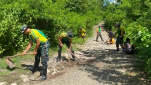 Gotong Royong di Perbatasan, Satgas Pamtas Pos Dafala Benahi Akses Perkebunan