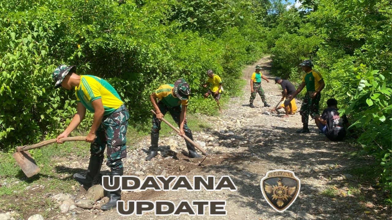 Gotong Royong di Perbatasan, Satgas Pamtas Pos Dafala Benahi Akses Perkebunan