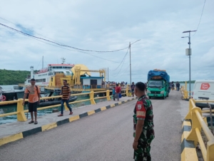 Babinsa Koramil Pantai Baru Pantau Bongkar Muat KMP Kalibodri di Pelabuhan Ofalangga