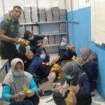 Babinsa Desa Mangge Asi Dampingi Penyaluran Logistik BGN