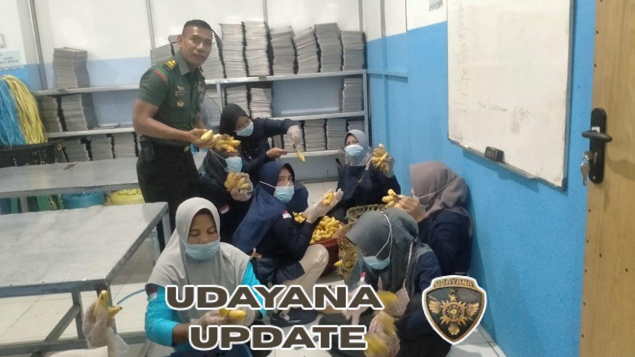 Babinsa Desa Mangge Asi Dampingi Penyaluran Logistik BGN