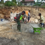 Babinsa Koramil 1621-01/Kota SoE Praka Gemin Lolos, Kawal Ketat Pembangunan Gerai KDKMP Desa Nifukani Demi Percepatan Layanan Masyarakat.