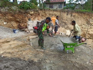 Babinsa Koramil 1621-01/Kota SoE Praka Gemin Lolos, Kawal Ketat Pembangunan Gerai KDKMP Desa Nifukani Demi Percepatan Layanan Masyarakat.