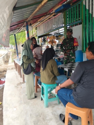 Babinsa Koramil Poto Tano Laksanakan Monitoring Wilayah dan Komsos di Desa Kiantar