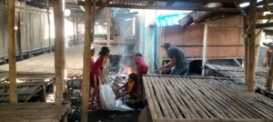 Babinsa Koramil 1625-01/Bajawa Bersama Pelajar dan Guru Laksanakan Karya Bakti Pembersihan Pasar Soa