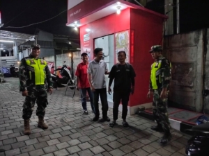 Melalui Patroli Babinsa Ajak asyarakat Peduli Terhadap Keamanan Lingkungan Dimalam Hari