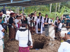 Wujud Empati, Babinsa Blimbingsari Kawal Prosesi Pemakaman Warga Binaan