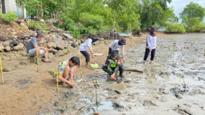 Sinergi Babinsa dan Mahasiswa Unram Hijaukan Pesisir Sekotong
