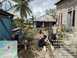 Babinsa Koramil 1627-02/Pantai Baru Dampingi Pembuatan Behel Slof Bawah KDKMP Desa Serubeba