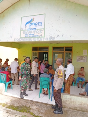 Babinsa Koramil 1612-02/Reok Bersinergi dalam Kegiatan Peralihan BPJS Desa Toe