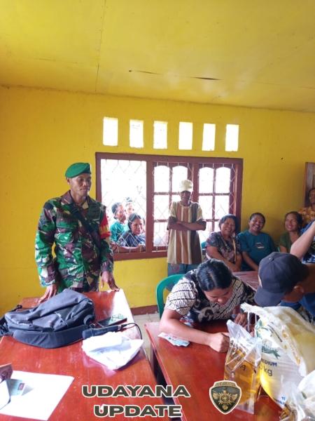 Sertu Zumaidin Kawal Penyaluran Bantuan Beras dan Minyak Goreng di Desa Komba