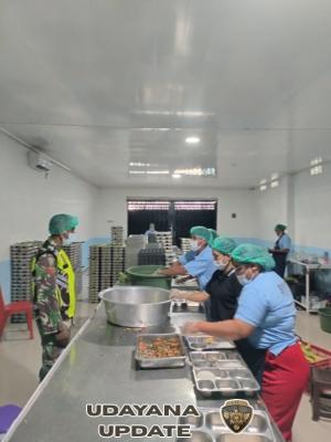 Babinsa Koramil 1627-02/Pantai Baru Dampingi Pemberian Makan Sehat Bergizi untuk 3.093 Pelajar