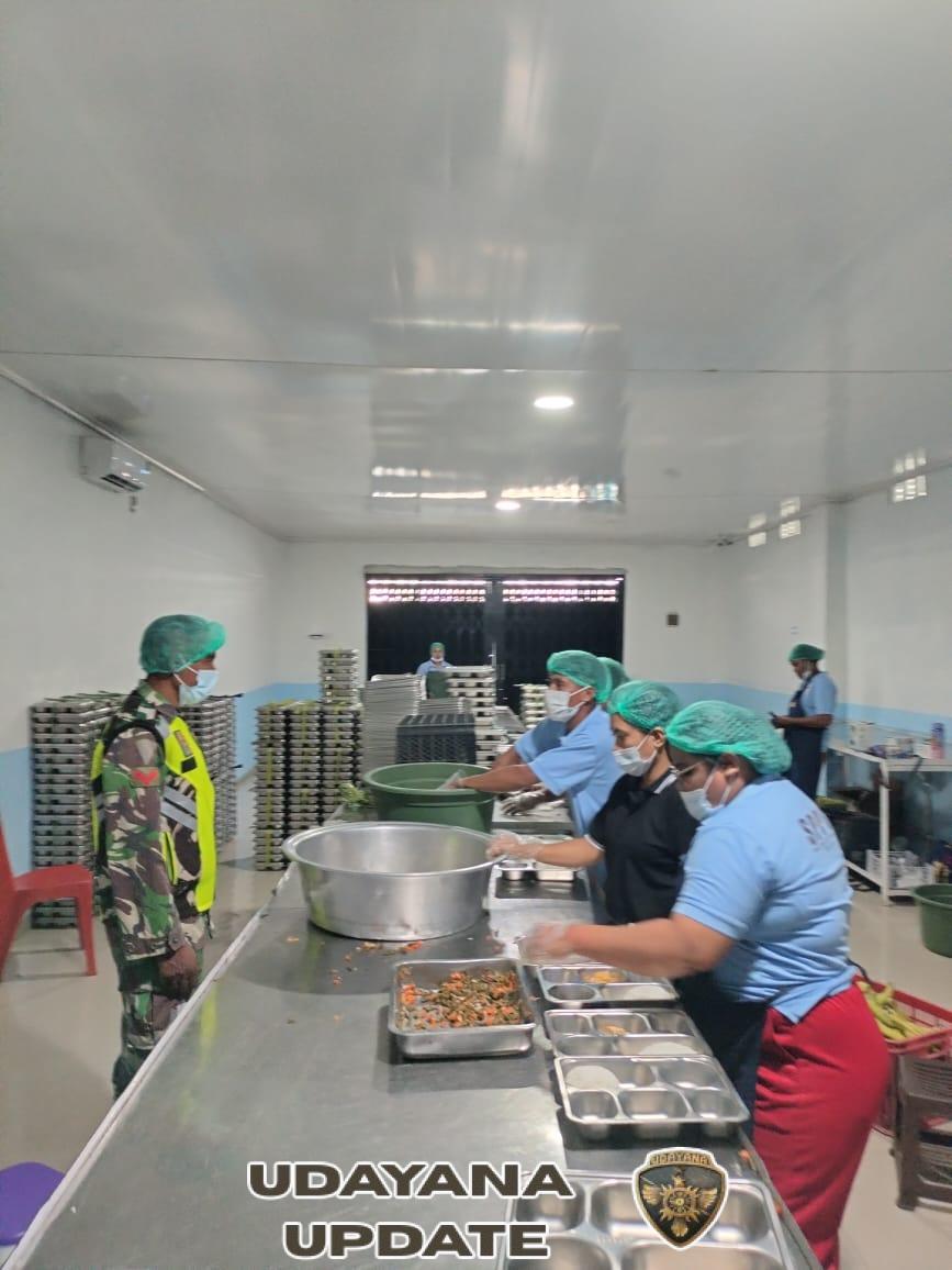 Babinsa Koramil 1627-02/Pantai Baru Dampingi Pemberian Makan Sehat Bergizi untuk 3.093 Pelajar