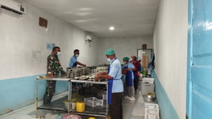 Babinsa Koramil 1627-02/Pantai Baru Dampingi Pemberian Makan Sehat Bergizi di Kecamatan Rote Timur