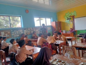 Babinsa Koramil Jereweh Dampingi Program Makan Bergizi Gratis di SDN 1 Jereweh