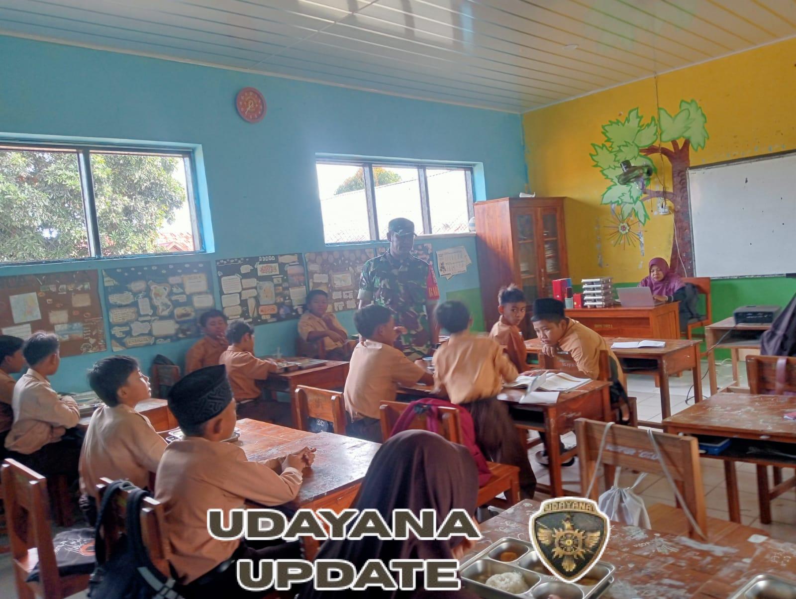 Babinsa Koramil Jereweh Dampingi Program Makan Bergizi Gratis di SDN 1 Jereweh