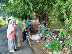 Babinsa Tamekan Pimpin Gotong Royong Jum’at Bersih di TK Tamekan