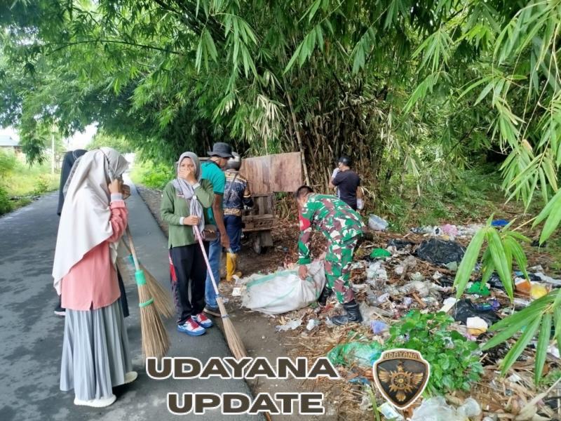 Babinsa Tamekan Pimpin Gotong Royong Jum’at Bersih di TK Tamekan