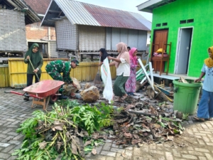 Babinsa Tamekan Pimpin Gotong Royong Jum’at Bersih di TK Tamekan