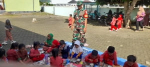 Babinsa Seteluk Tengah Dampingi Anak-Anak Nikmati Makan Bergizi Gratis