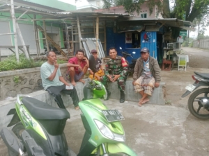 ‎Babinsa Beririjarak Laksanakan Komsos, Imbau Warga Jaga Keamanan dan Kebersihan Lingkungan