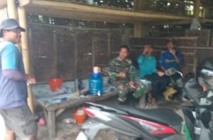 Babinsa Desa Lenek Laksanakan Komsos, Imbau Warga Jaga Kesehatan dan Kebersihan Lingkungan