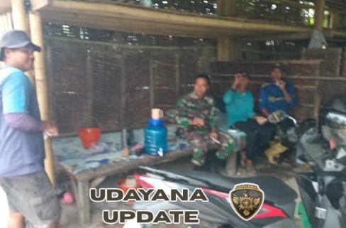 Babinsa Desa Lenek Laksanakan Komsos, Imbau Warga Jaga Kesehatan dan Kebersihan Lingkungan