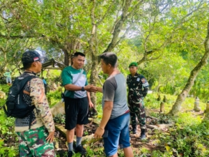 PRAJURIT DENMA BRIGIF TP 31/PS KARYA BHAKTI PEMBERSIHAN JALAN MENUJU MAKAM.