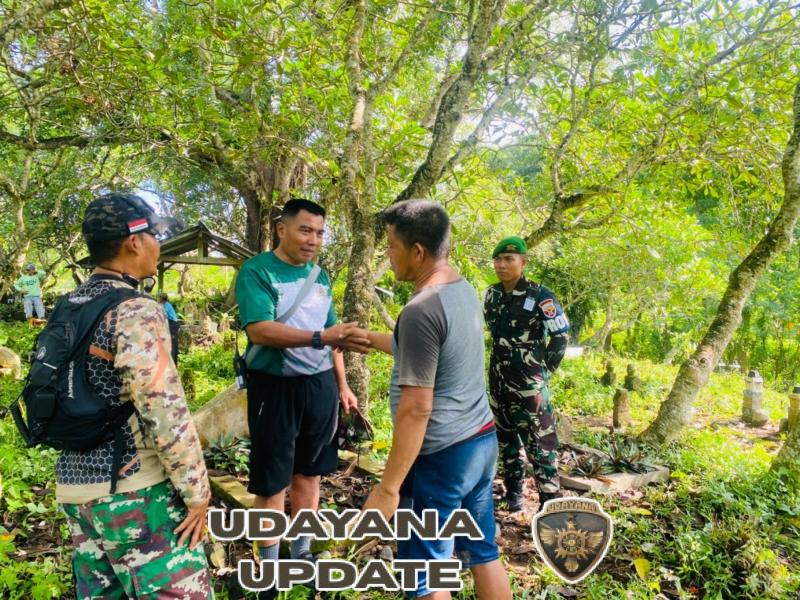 PRAJURIT DENMA BRIGIF TP 31/PS KARYA BHAKTI PEMBERSIHAN JALAN MENUJU MAKAM.
