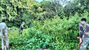 Anggota Koramil 1628 – 01/Taliwang Gotong Royong Pembersihan Makam di Desa Seloto
