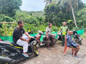 Babinsa Koramil 1602-01/Ende Gelar Komsos dan Pamwil, Tingkatkan Keamanan Warga Dusun Samba