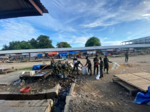 Yonif TP 834/Wakanga Mere Perkuat Sinergi dengan ASN dalam Pembersihan Pasar Danga