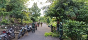 Babinsa Omesuri Bersama Warga Balauring Wujudkan Lingkungan Desa Bersih dan Nyaman