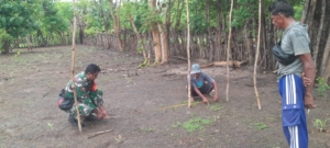 Babinsa Pantulan Bantu Warga Ukur Pondasi Rumah
