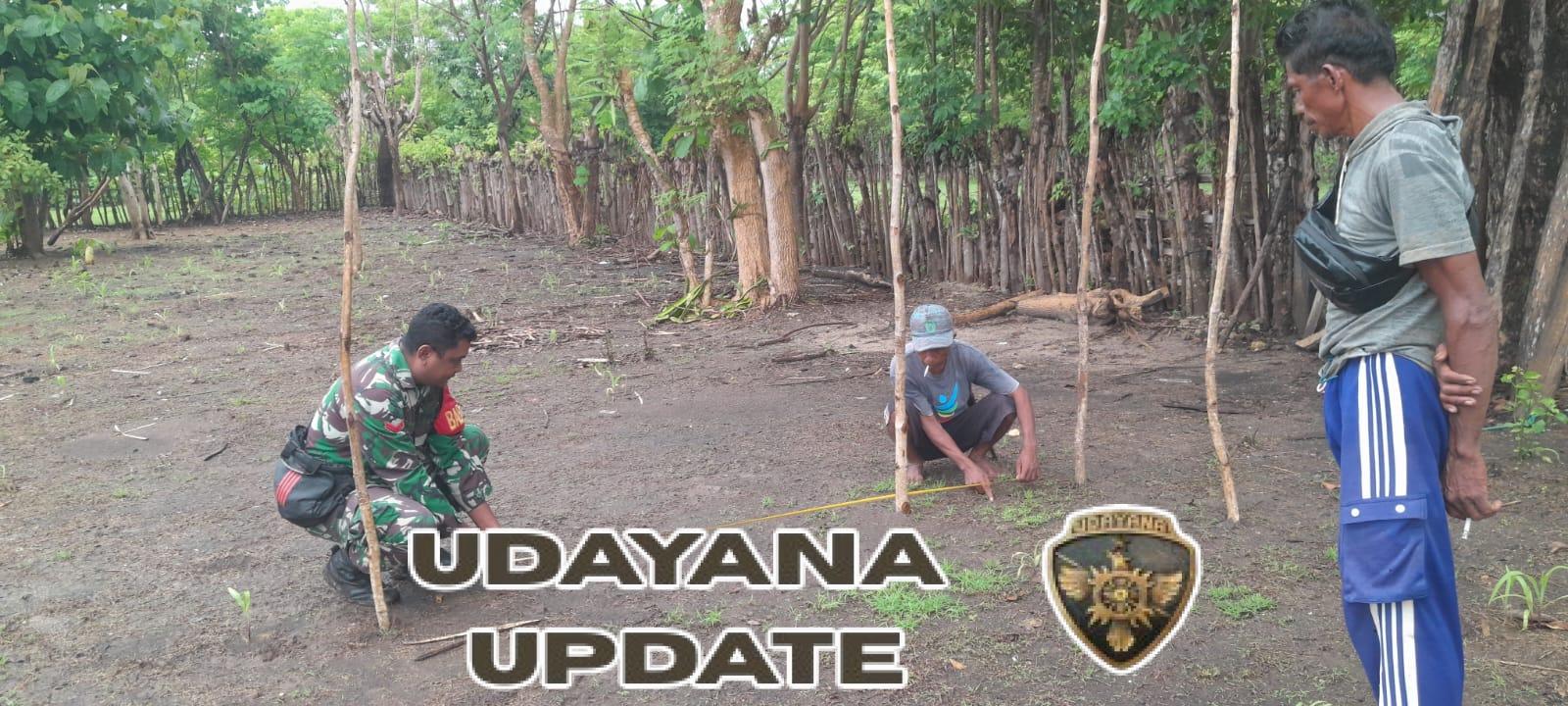 Babinsa Pantulan Bantu Warga Ukur Pondasi Rumah