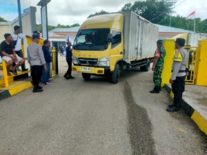 Babinsa Koramil 1627-02/Pantai Baru Amankan Bongkar Muat Kapal Feri Kalibodri