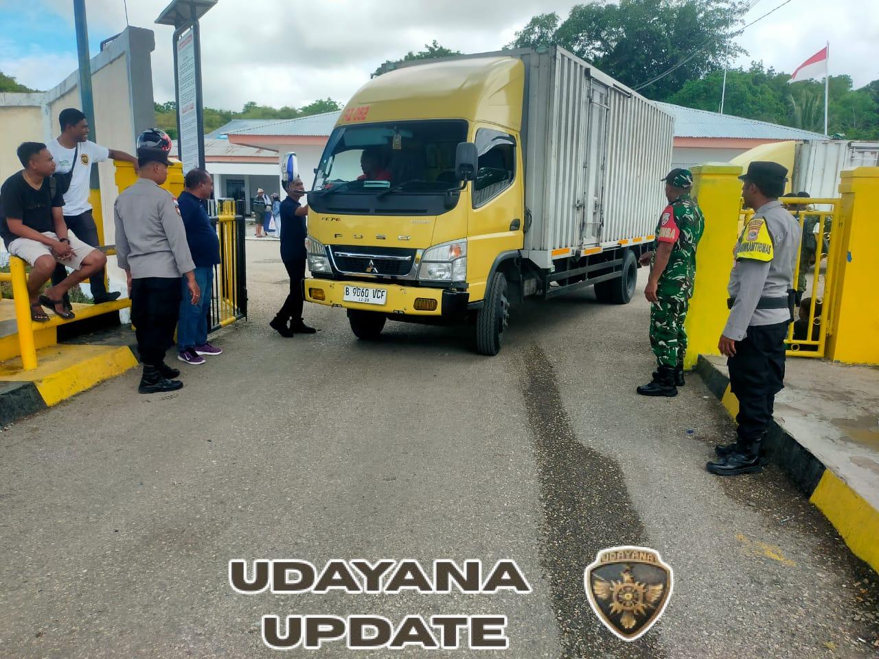 Babinsa Koramil 1627-02/Pantai Baru Amankan Bongkar Muat Kapal Feri Kalibodri