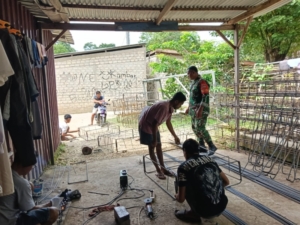 Sertu Yehuda Bali Ate Pantau Perakitan Cakar Ayam Pondasi di Desa Wetana