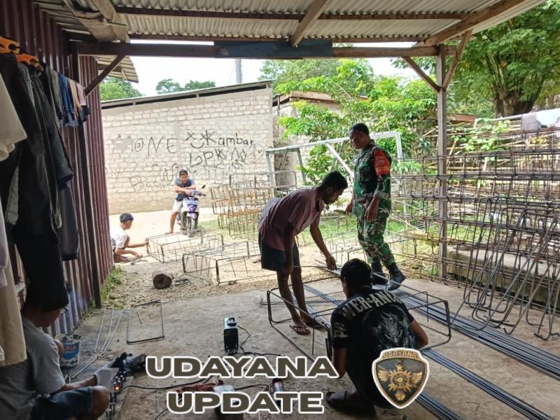 Sertu Yehuda Bali Ate Pantau Perakitan Cakar Ayam Pondasi di Desa Wetana