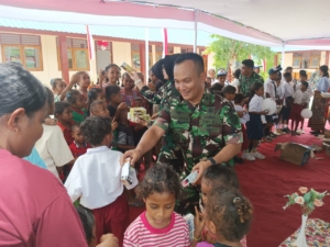 Katim Wasev Ster TNI Serahkan Paket Siswa