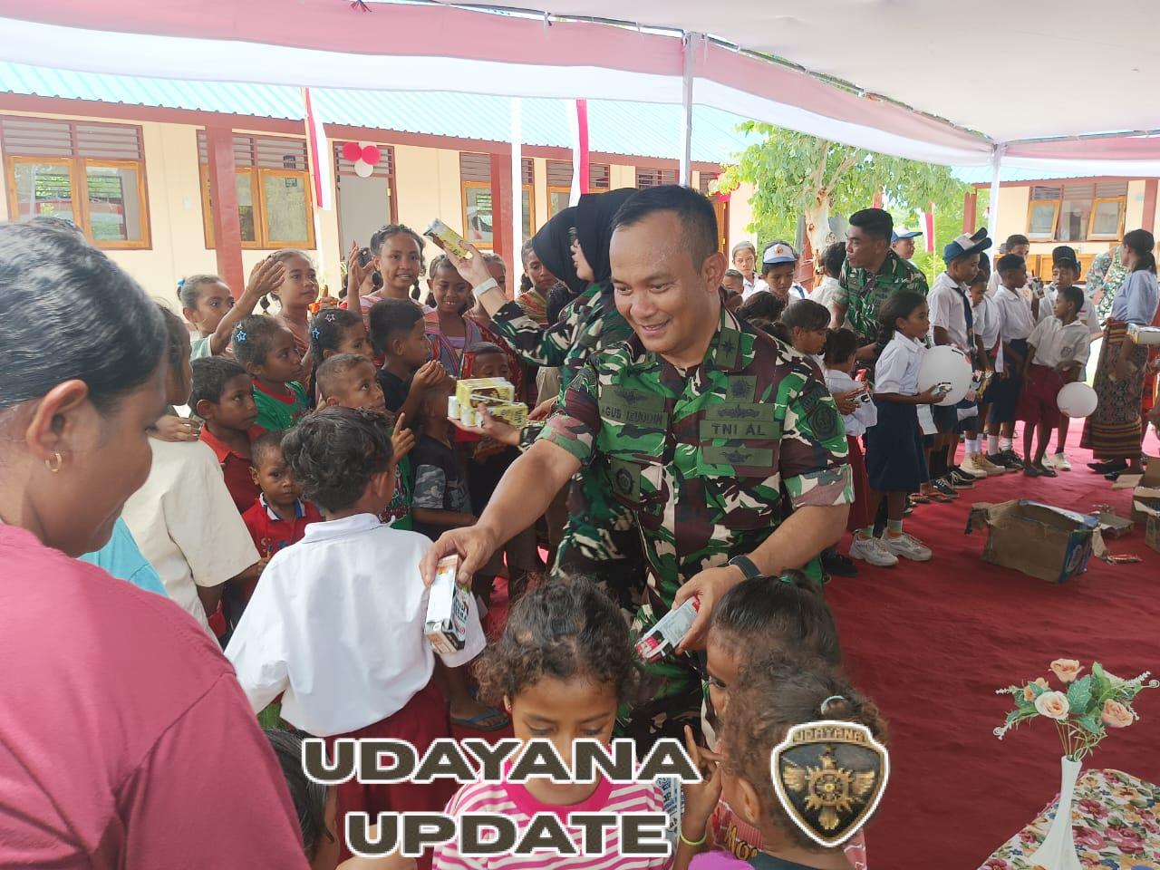 Katim Wasev Ster TNI Serahkan Paket Siswa